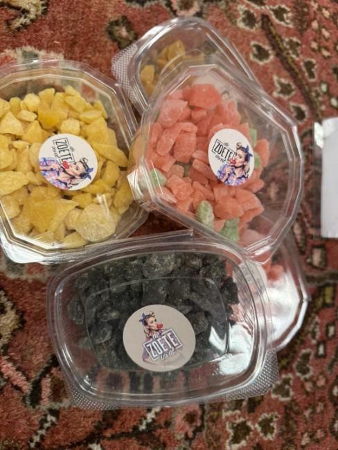 drie bakjes met gele roze en zwarte brekkensnoep met retro sticker