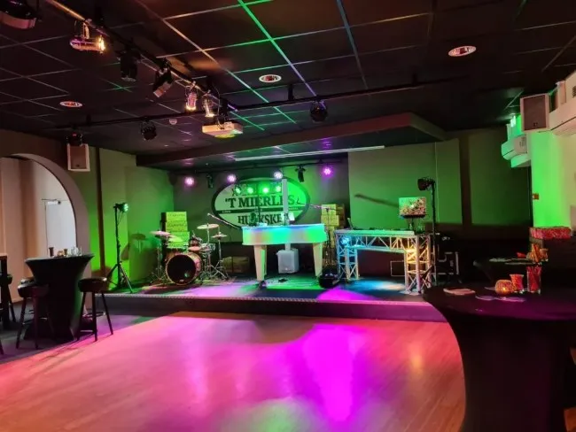 feestzaal met verlichting en podiumopstelling