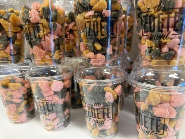 gekleurd brekkensnoep in transparante bekers met logo de zoete inval