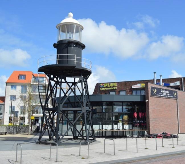 gezellige binnenkant van moderne lunchroom met kleurrijke stoelen en planten