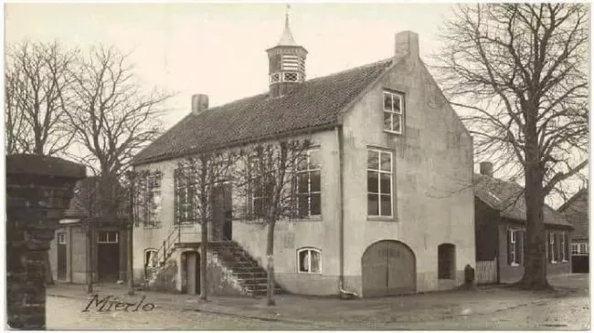 historisch gemeentehuis van mierlo in zwartwit