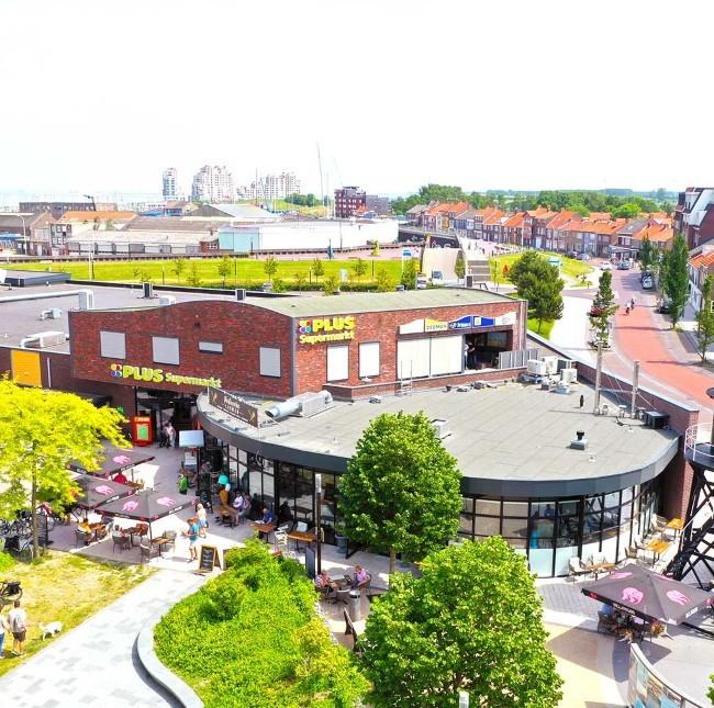 karakteristieke lichte toren bij plus supermarkt in breskens