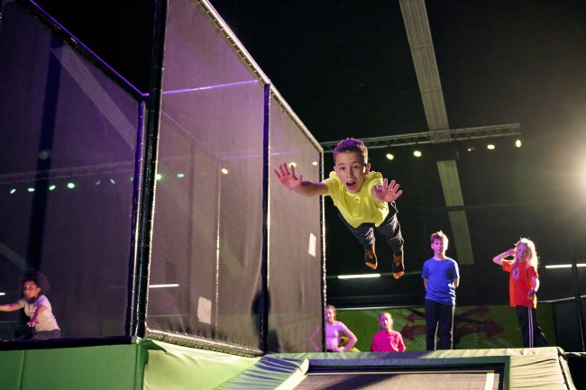 kind springt met volle vaart op trampoline met vrije val