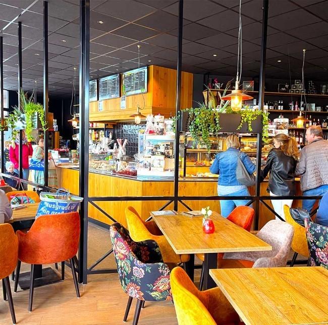 luchtfoto van winkelcentrum in breskens met terras en groen