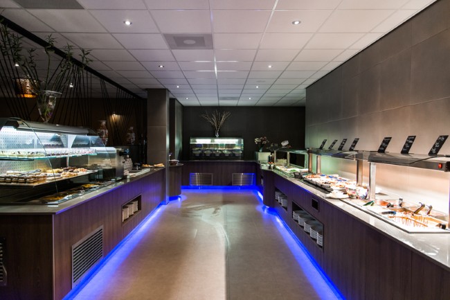modern buffetrestaurant met verlichte voedselpresentatie