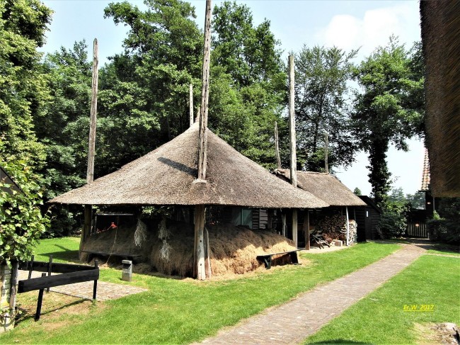museumboerderij mariahoeve met rieten dak en hooiberg in een groene landelijke omgeving