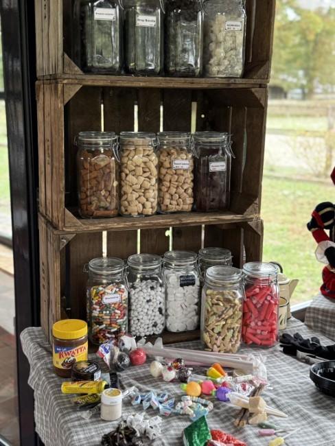 nostalgisch snoepkraam met glazen potten en ouderwets snoep