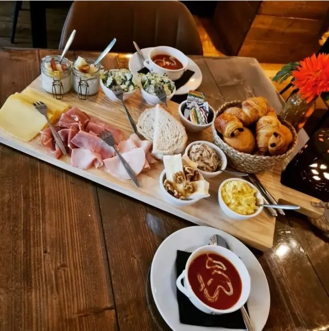 rijkgevulde ontbijtplank met soep en koffiebroodjes