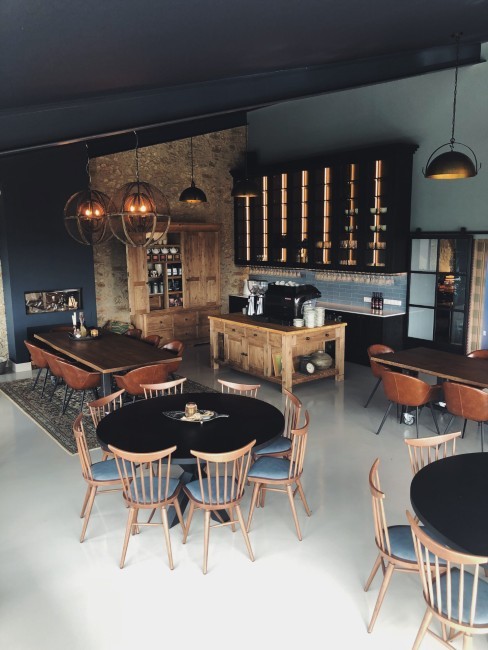 sfeervolle eetkamer met houten meubilair in hof van huijbers