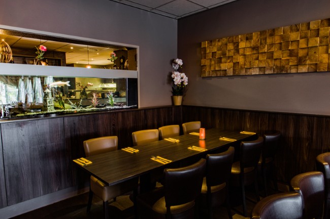 sfeervolle eettafel in restaurant met aquarium en decoratie