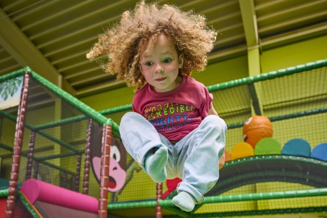 springend kind in speelstructuur monkey town