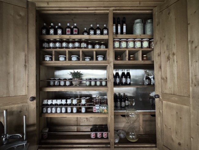 streekwinkel met aspergeproducten en delicatessen in mierlo