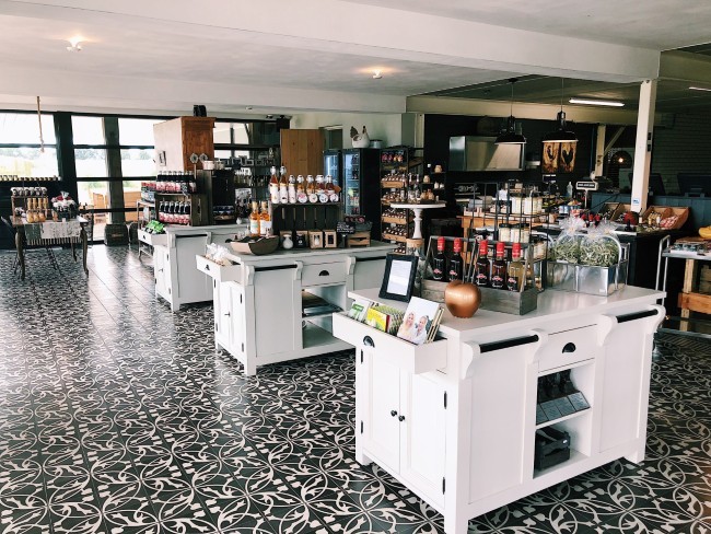 streekwinkel met aspergeproducten en delicatessen in mierlo