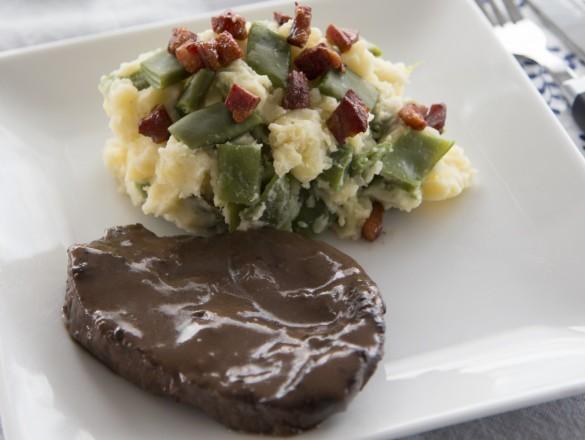 ouderwetse hollandse maaltijd met vlees en stamppot