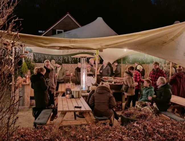 sfeervol winteruitje met verlichte tent en gezelligheid