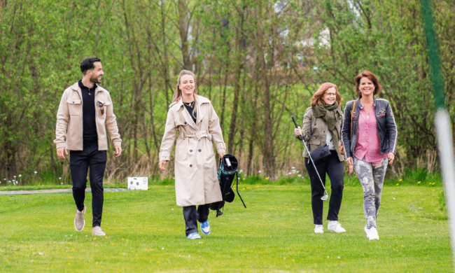vriendengroep geniet van gezelligheid en golfactiviteit