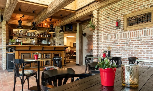 bar en zitgedeelte met industriele sfeer en planten