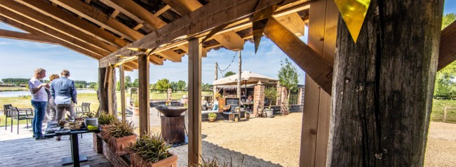 feestelijk terras met houten overkapping en uitzicht