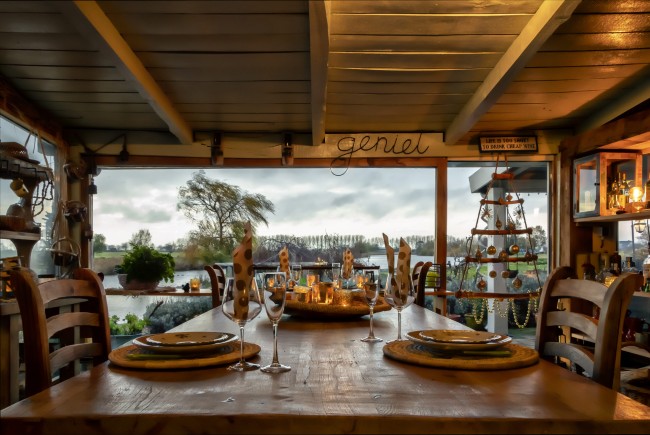 kerstdiner aan het water met warme verlichting