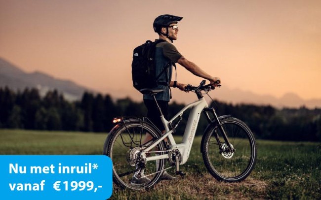 man op e bike bij zonsondergang met inruilactie