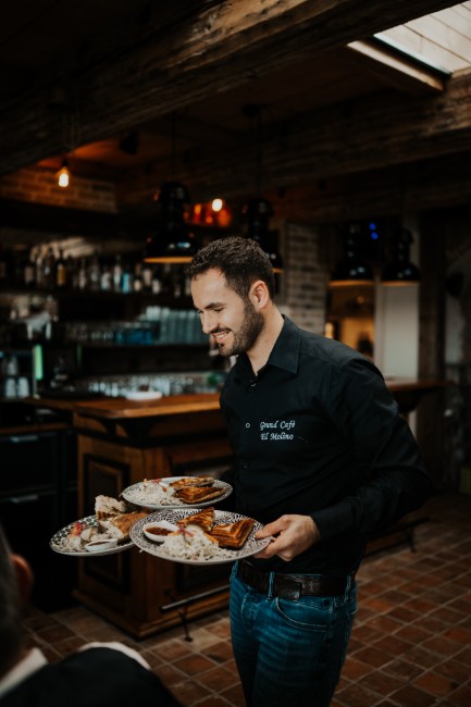 ober serveert huisgemaakte taart grand cafe el molino