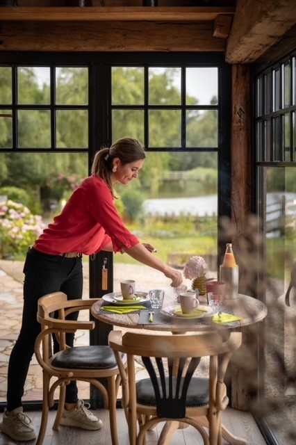 ontbijt aan het raam met uitzicht op tuin en water