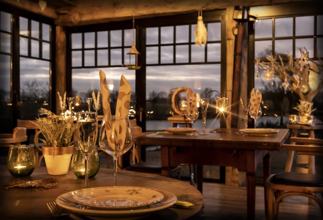 romantisch diner bij kaarslicht met uitzicht op het meer