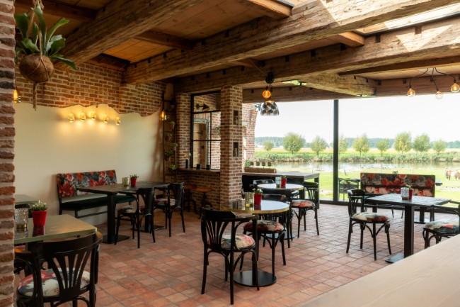 rustige binnenruimte met uitzicht en bloemenbanken