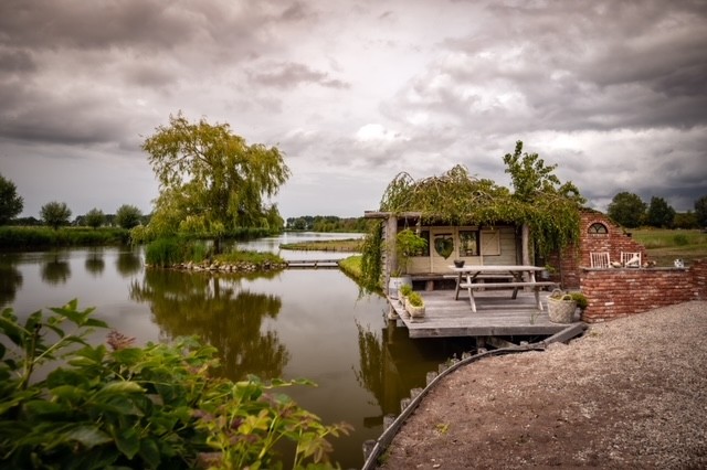 sfeervol terras aan het water bij avondlicht