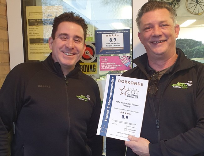 trotse fietsspecialisten met oorkonde