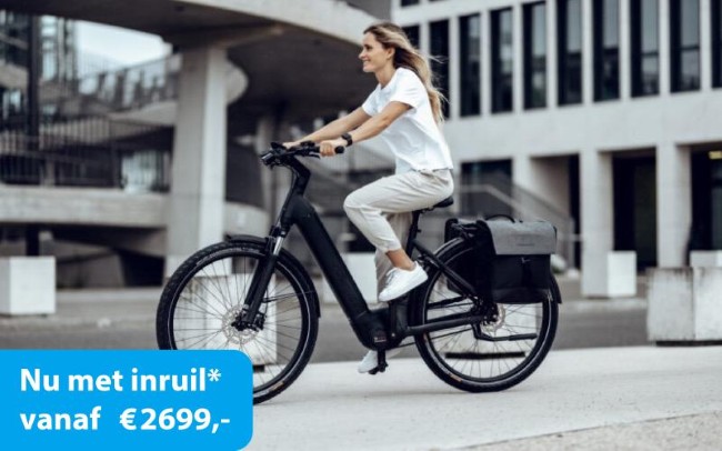 vrouw rijdt op e bike met inruilactie in stad