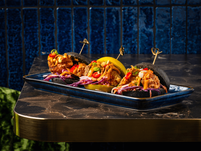 bao buns met krokante kip en pittige groenten