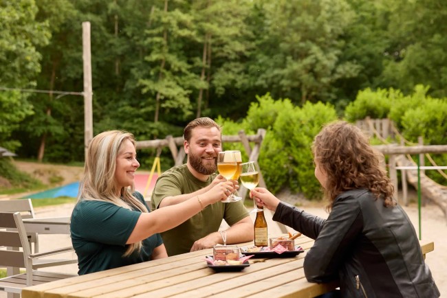 buiten borrelen met vrienden in het bos