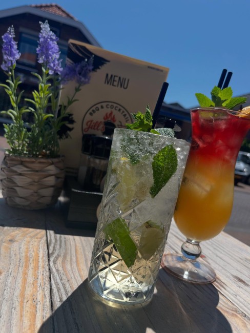cocktails op terras jills brasserie met zon en lavendel