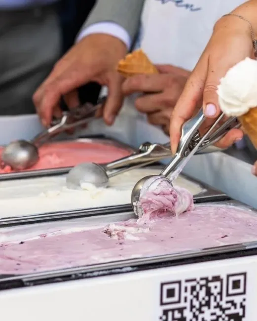 diverse smaken schepijs worden vers geschept in hoorntjes