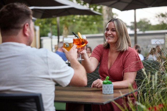 genieten op het terras bij de brasserie ondergaande zon