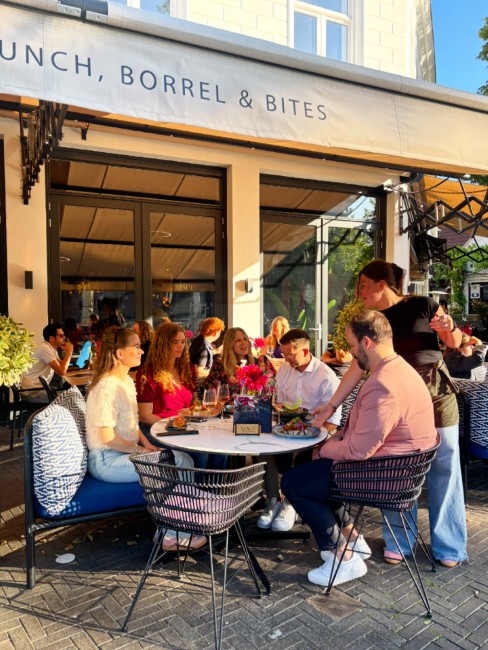 genieten op het terras bij mace oosterhout