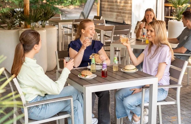 gezellig lunchen op het terras bij klimrijk brabant