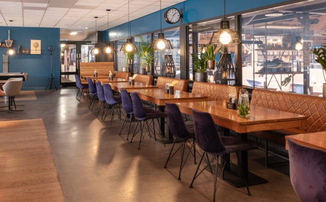 gezellige eetruimte met warme verlichting en gedekte tafels