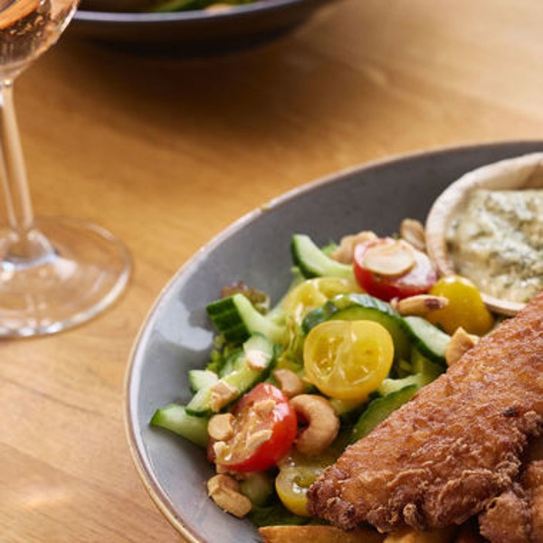 knapperige fish and chips met frisse salade bij brasserie t smokkelstrand chaam