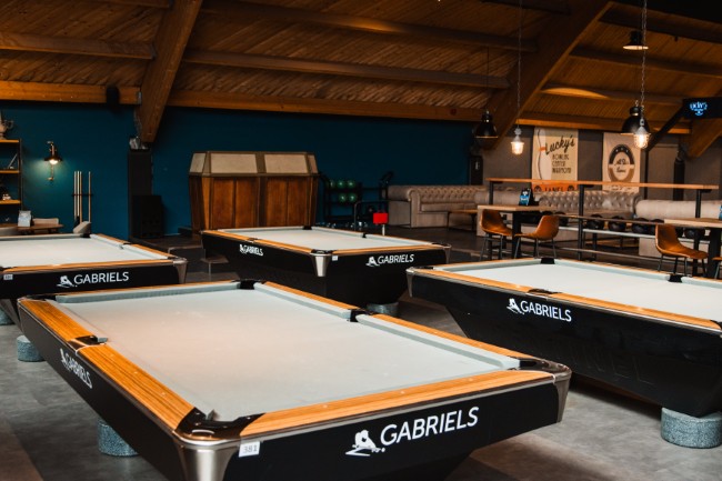 moderne pooltafels in sfeervolle ontspanningsruimte