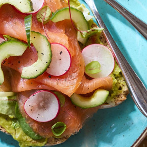rijk belegd broodje met gerookte zalm en avocado bij brasserie t smokkelstrand chaam