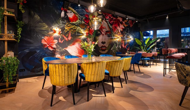 sfeervol diner in kleurrijk interieur van mace