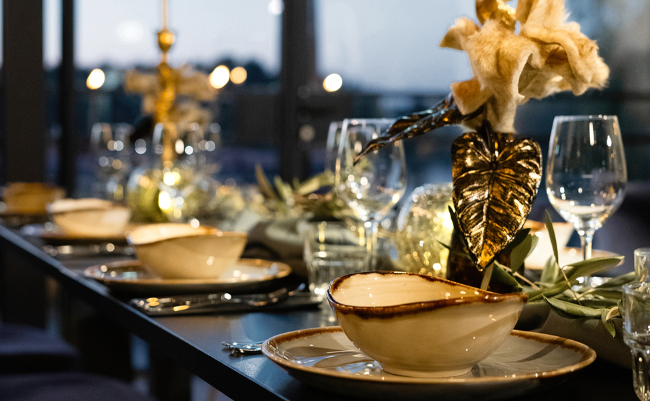 stijlvol gedekte tafel voor feest of evenement