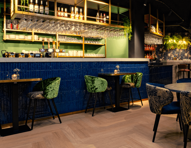 stijlvolle bar met blauwe tegels en groene accents