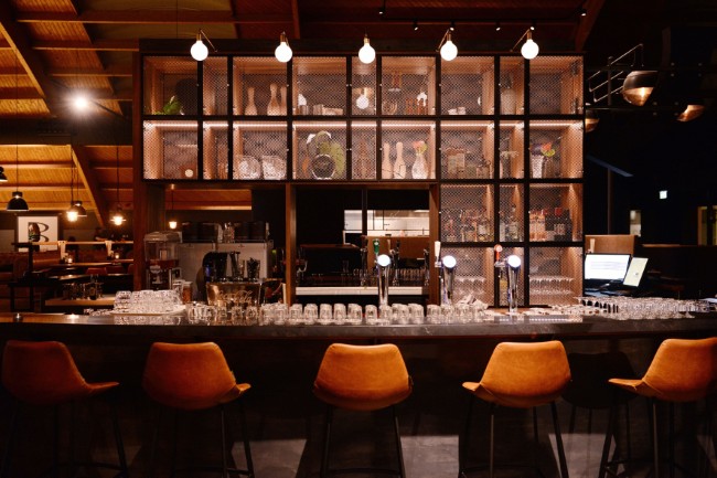 stijlvolle bar met industrieel design en warme sfeerverlichting