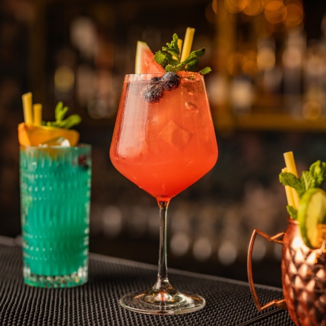 verfrissende cocktails aan de bar bij mace