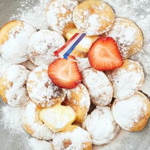verse poffertjes met aardbeien en poedersuiker bij brasserie t smokkelstrand chaam
