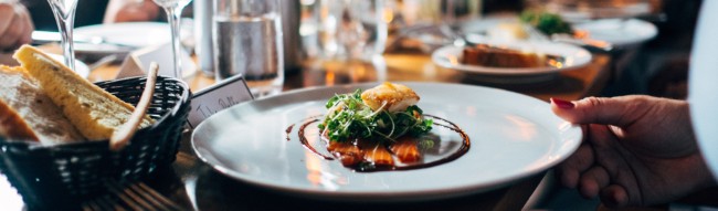 voorgerecht vis en salade in sfeervol restaurant