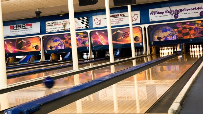 actie op bowlingbaan met gekleurde verlichte banenen